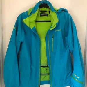 Woman’s Gore-Tex Marmot insulates rain jacket